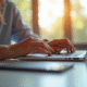 Personne effectuant un paiement en ligne avec un ordinateur portable
